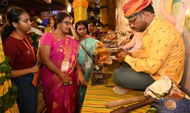 मुख्यमंत्री निवास में मुख्यमंत्री श्री विष्णु देव साय की तरफ से तीजा पोरा त्यौहार मनाने आई महिलाओं को अपने विष्णु भैया से उपहार में मिली लाख की चूड़ियां