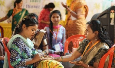 मुख्यमंत्री निवास में तीजा-पोला की धूम : मुख्यमंत्री श्री विष्णु देव साय के आमंत्रण पर मुख्यमंत्री निवास पहुंची बहनें लगवा रहीं मेहंदी, पहन रहीं चूड़ियां