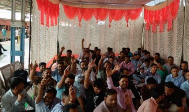 रनिंग लोको स्टाफ का धरना प्रदर्शन:एनपीएस, यूपीएस नहीं, ओल्ड पेंशन ही लागू करें सरकार