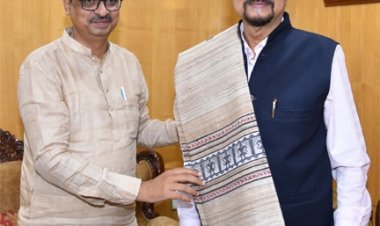 राज्यपाल रमेन डेका से कोसा निर्माता ने सौजन्य भेंट की