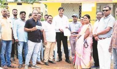 अगस्त का वेतन अविलंब जारी करने शिक्षकों ने ज्ञापन