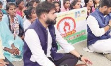 आजाद सेवा संघ और विद्यार्थियों ने किया विवि में धरना-प्रदर्शन