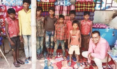 जनचेतना मंच जरूरतमंद बच्चों को दे रही है चरणपादुका