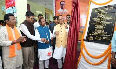 मुख्यमंत्री श्री विष्णुदेव साय ने आज रायगढ़ जिले के गढ़उमरिया में शासकीय प्रयास आवासीय विद्यालय का उद्घाटन किया