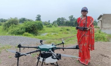 घरेलू काम के संग निरूपा साहू उड़ाती है अब ड्रोन, गांव में कहलाती है ड्रोन वाली दीदी
