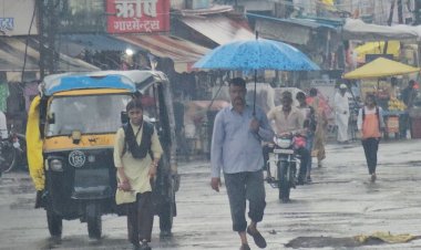 रिमझिम तो कभी तेज बारिश हो रही:तापमान में गिरावट, ठंडक का एहसास हो रहा