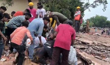 दुकान के टूटते ही जूता-चप्‍पल लूटने उमड़ी लोगों की भीड़,बुलडोलर ड्राइवर भी हुआ लूट में शामिल