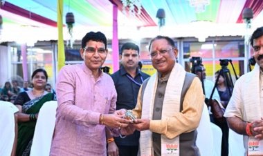 तीजा मिलन समारोह में पहुंचे मुख्यमंत्री विष्णु देव साय ने राजस्व मंत्री टंकराम वर्मा के निवास में स्थापित भगवान गणेश की पूजा अर्चना की