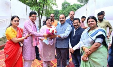 उप मुख्यमंत्री अरुण साव राजस्व मंत्री टंकराम वर्मा के निवास पर तीज मिलन कार्यक्रम में शामिल हुए