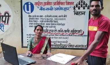 ग्रामीण ईलाके में बैंक सखी की सेवाएं देकर दशोमती कर रही हैं ग्रामीणों की मदद