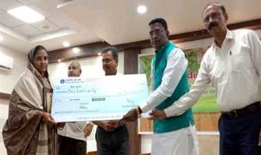 वन राज्य मंत्री श्री अहिरवार वन शहीद दिवस पर वन शहीदों के परिजन के सम्मान समारोह में शामिल हुए