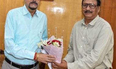 राज्यपाल डेका से डीपी विप्र महाविद्यालय के अध्यक्ष ने सौजन्य भेंट की