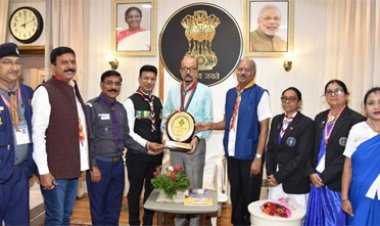 राज्यपाल डेका का स्काउट गाइड मुख्य संरक्षक अलंकरण बैज लगाकर किया गया सम्मान