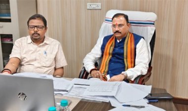 स्वास्थ्य मंत्री श्री श्याम बिहारी जायसवाल ने वीडियो कॉन्फ्रेंसिंग के जरिए राज्य के सीएमएचओ, सीएस और नोडल अधिकारियों से की समीक्षा