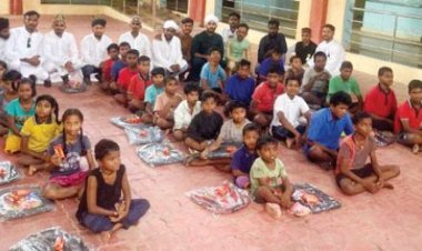 ईद मिलादुन्नबी पर रक्तदान, फल वितरण, बच्चों को बांटे स्कूल बैग