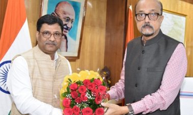 राज्यपाल डेका से पंडित रविशंकर शुक्ल विश्वविद्यालय के कुलपति ने भेंट की