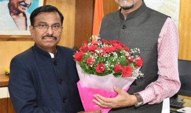 राज्यपाल डेका से रायपुर एवं बिलासपुर कमिश्नर ने सौजन्य भेंट की