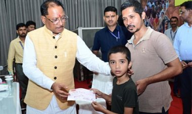 मुख्यमंत्री विष्णु देव साय ने लक्ष्य के इलाज के लिए दिये 25 हज़ार रुपये का चेक