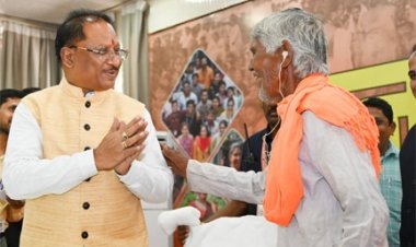 दुर्ग जिले के ग्राम खम्हरिया निवासी नीलकंठ बिसाल को जनदर्शन में मुख्यमंत्री विष्णु देव साय के निर्देश पर तत्काल श्रवण यंत्र प्रदाय किया गया