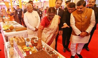 राष्ट्रपति मुर्मु ने स्वच्छता ही सेवा अभियान की प्रदर्शनी का अवलोकन किया