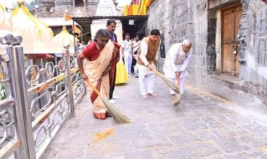 राष्ट्रपति मुर्मु ने श्रीमहाकाल परिसर में स्वच्छता के लिये किया श्रमदान