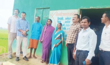 पीएम आवास हितग्राही के घर पहुंचे कलेक्टर, खुशी  से डबडबाई आंखें