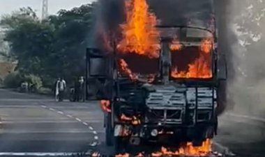 चलती ट्रक में लगी आग:राष्ट्रीय मार्ग 44 मड़ई घाट की घटना; चालक परिचालक ने कूदकर बचाई जान