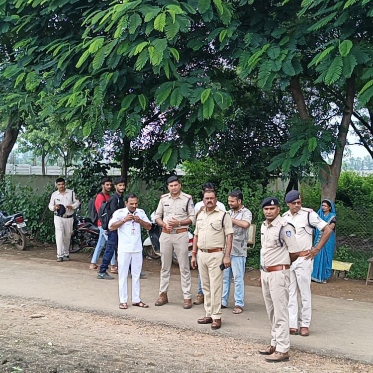 पुलिस टीम के साथ पहुंचे एसडीओपी:कॉलेज का निरीक्षण कर सुरक्षा व्यवस्था के संबंध में चर्चा की, यातायात टीम ने जब्त किए वाहन