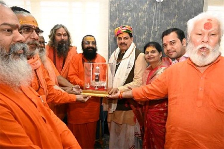 मुख्यमंत्री डॉ. यादव का श्री महाकाल मन्दिर के महानिर्वाणी अखाड़े के संत समाज ने स्वागत कर किया अभिनन्दन
