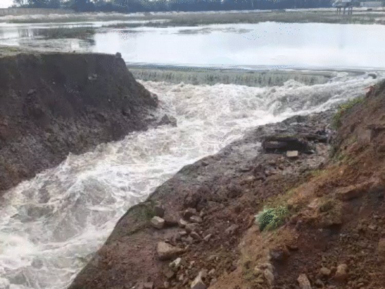 सतना में नारायण तालाब फूटा, घरों में घुसा पानी:जान बचाने गेट पर लटकें लोग, कार और बाइकें डूबी