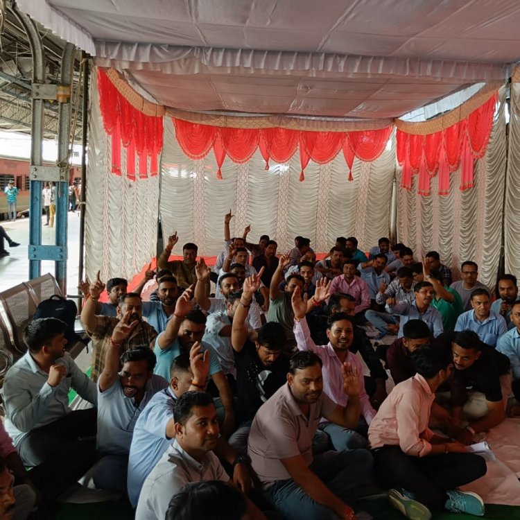 रनिंग लोको स्टाफ का धरना प्रदर्शन:एनपीएस, यूपीएस नहीं, ओल्ड पेंशन ही लागू करें सरकार