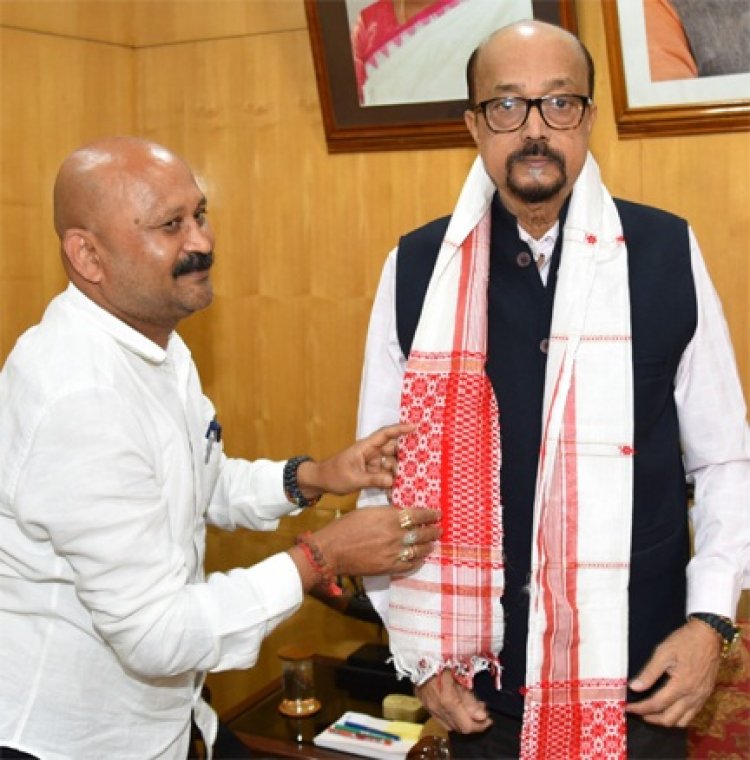 राज्यपाल रमेन डेका से असम के प्रमुख वैज्ञानिक ने सौजन्य भेंट की