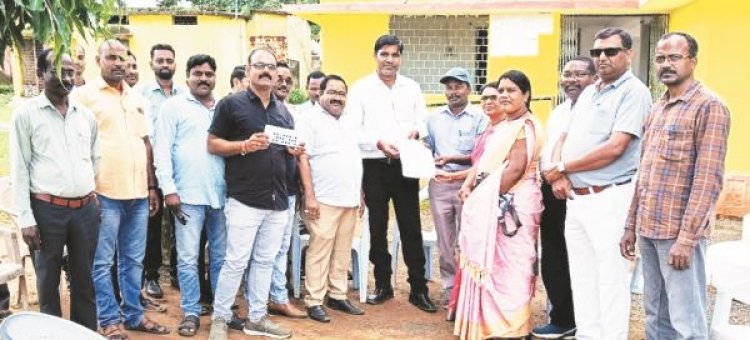 अगस्त का वेतन अविलंब जारी करने शिक्षकों ने ज्ञापन