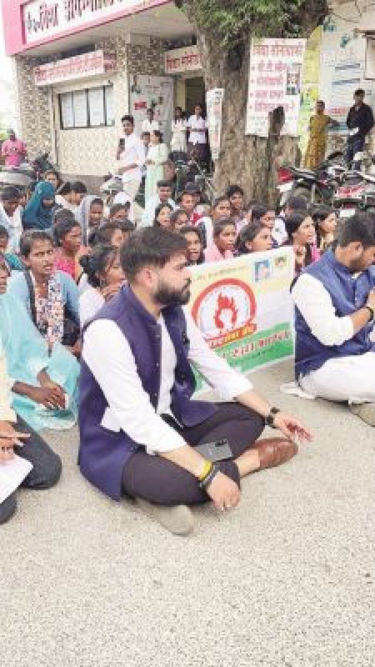 आजाद सेवा संघ और विद्यार्थियों ने किया विवि में धरना-प्रदर्शन