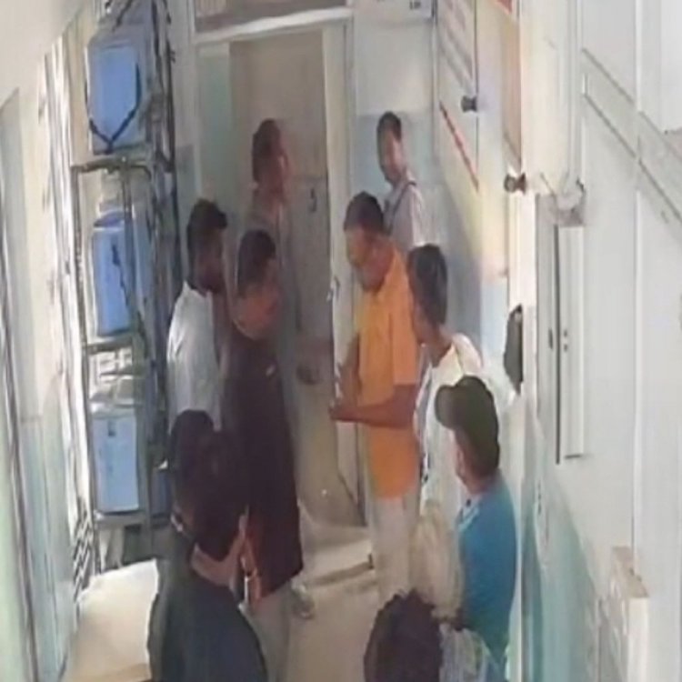 बीजेपी विधायक प्रतिनिधि ने स्वास्थ्यकर्मी से की गाली-गलौज, VIDEO:जान से मारने की दी धमकी; टेबल पर रखी फाइलें फेंकी; CMHO बोले- आरोपी को नहीं बख्शा जाएगा