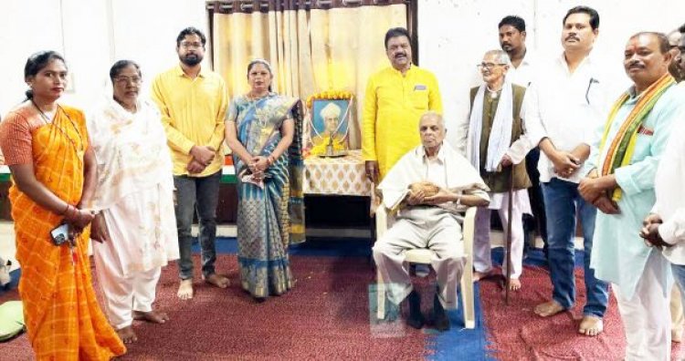 सेवानिवृत्त शिक्षक का सम्मान