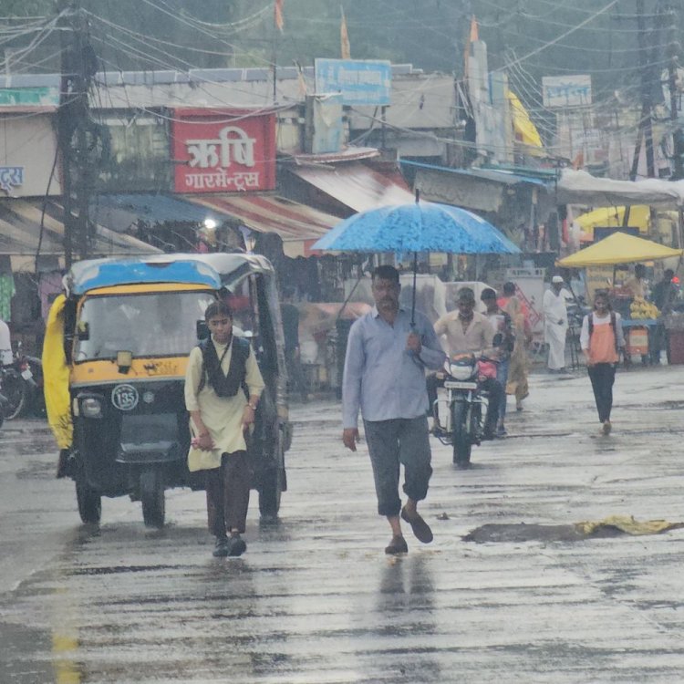 रिमझिम तो कभी तेज बारिश हो रही:तापमान में गिरावट, ठंडक का एहसास हो रहा