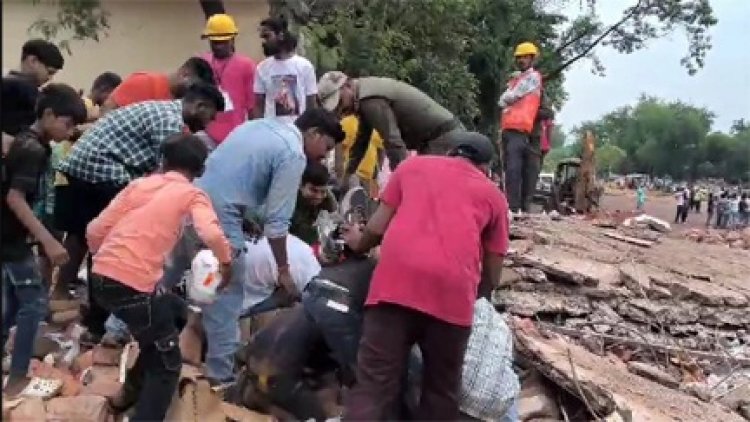 दुकान के टूटते ही जूता-चप्‍पल लूटने उमड़ी लोगों की भीड़,बुलडोलर ड्राइवर भी हुआ लूट में शामिल