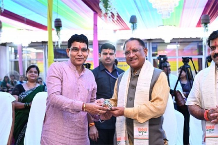 तीजा मिलन समारोह में पहुंचे मुख्यमंत्री विष्णु देव साय ने राजस्व मंत्री टंकराम वर्मा के निवास में स्थापित भगवान गणेश की पूजा अर्चना की