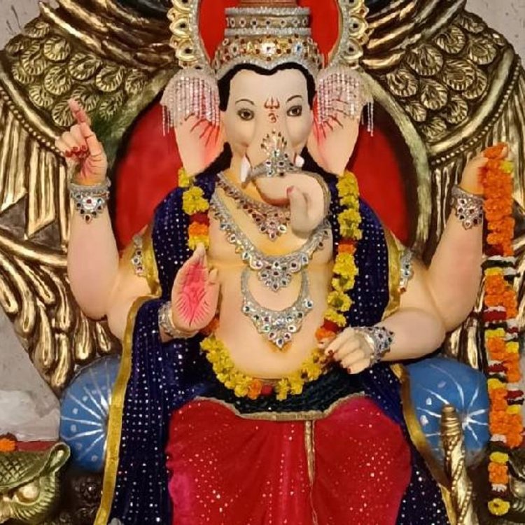 लालबाग के राजा के दर्शन करने उमड़ी भीड़:ओल्ड सुभाष नगर गोविंदपुरा में विराजे 10 फीट ऊंचे गजानन