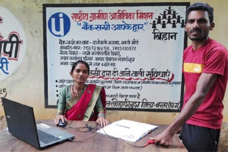 ग्रामीण ईलाके में बैंक सखी की सेवाएं देकर दशोमती कर रही हैं ग्रामीणों की मदद