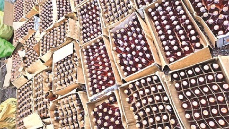 उपायुक्त और उनकी टीम ने बारिश के बावजूद शराब तस्‍करों पर की कार्रवाई