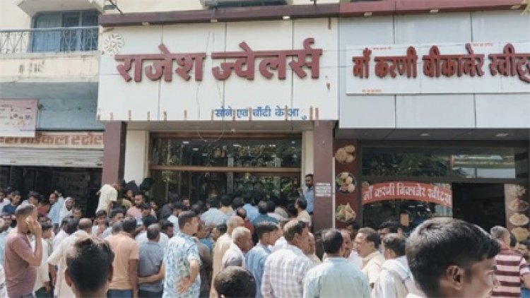 ज्वेलरी शॉप में घुसे तीन बदमाश, कट्टे की नोक पर जेवर लूटकर भागे