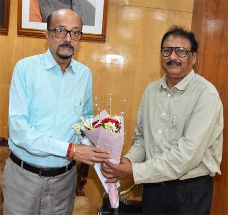 राज्यपाल डेका से डीपी विप्र महाविद्यालय के अध्यक्ष ने सौजन्य भेंट की