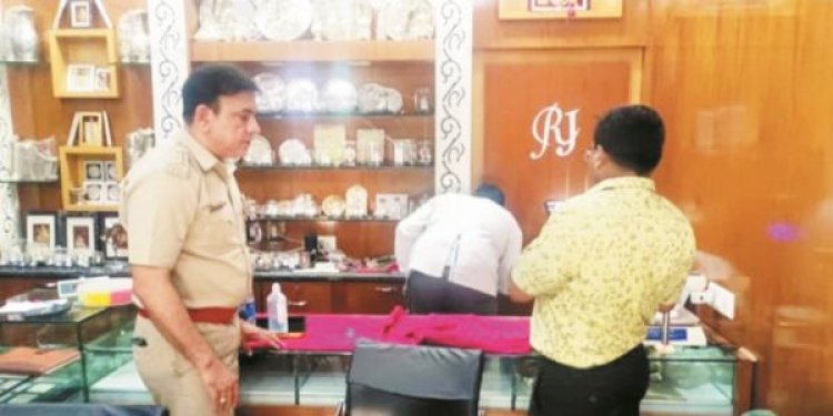 लूटेरों को पकडऩे बलरामपुर एसपी 5 टीम के साथ पहुंचे झारखंड