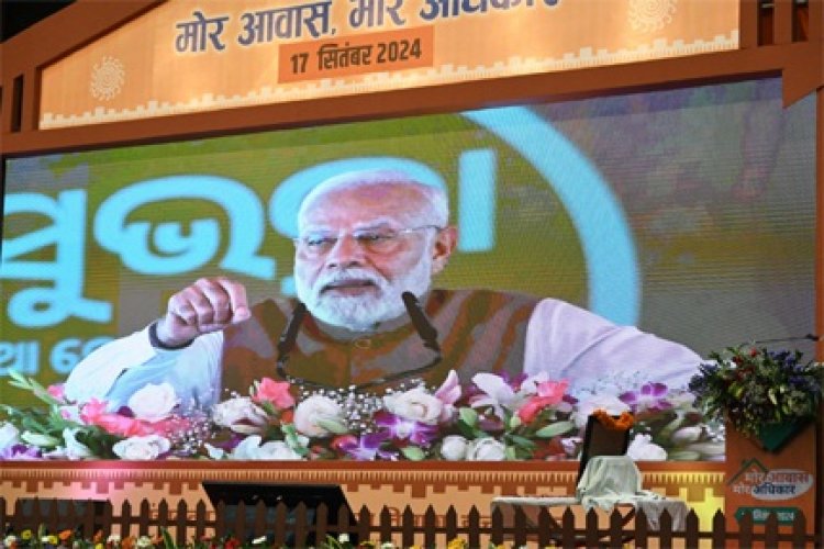 प्रधानमंत्री नरेन्द्र मोदी ने आवासहीन परिवारों को मकान निर्माण के लिए 2044 करोड़ रूपए की राशि का किया ऑनलाईन अंतरण