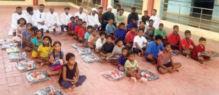 ईद मिलादुन्नबी पर रक्तदान, फल वितरण, बच्चों को बांटे स्कूल बैग