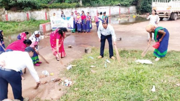 स्वच्छता की शपथ के साथ सामूहिक सफाई