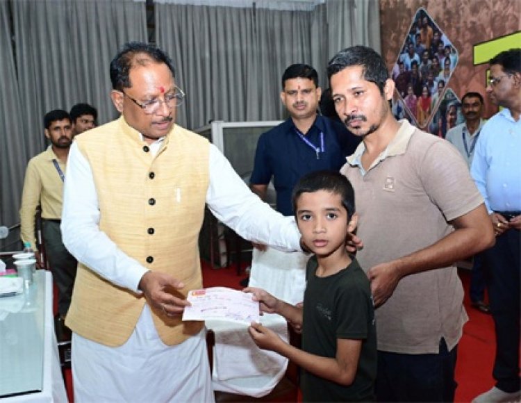 मुख्यमंत्री विष्णु देव साय ने लक्ष्य के इलाज के लिए दिये 25 हज़ार रुपये का चेक