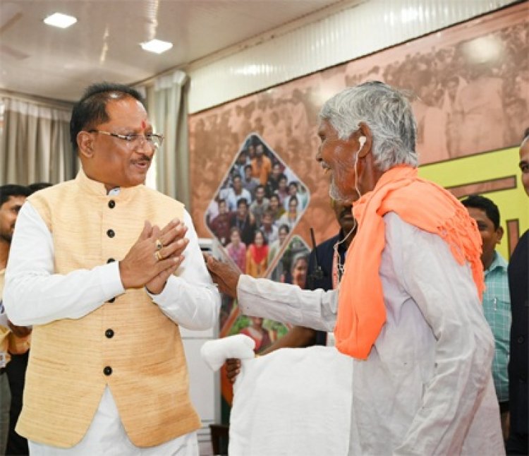 दुर्ग जिले के ग्राम खम्हरिया निवासी नीलकंठ बिसाल को जनदर्शन में मुख्यमंत्री विष्णु देव साय के निर्देश पर तत्काल श्रवण यंत्र प्रदाय किया गया